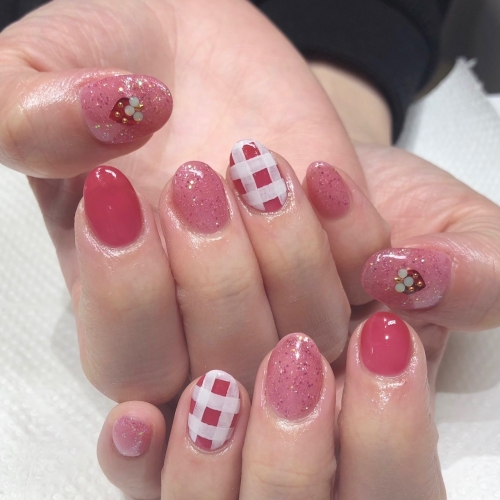 可愛い♪苺柄ネイルで手元をキュートに☆高田馬場 ネイル マツエク