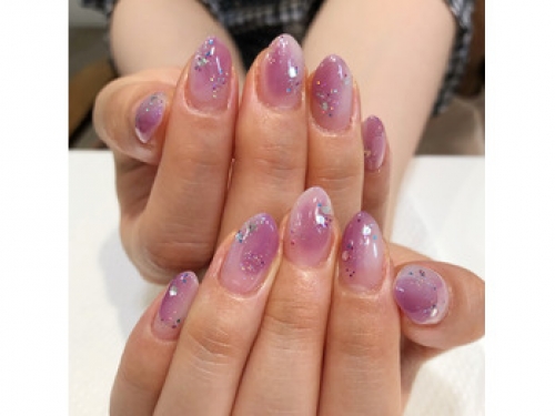 先日ご来店頂いたお客様のネイルと、当店のネイルサンプルをご紹介します！