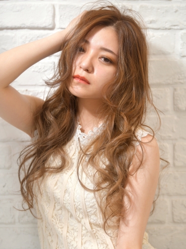 若い世代の方から、大人の女性まで世代問わず人気のロングヘアスタイル