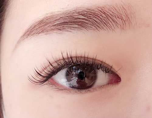 二重幅に合わせたフラットデザイン