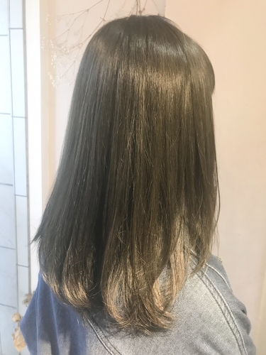 赤みを抑えたカーキアッシュ