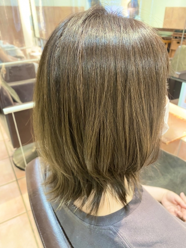 くびれのあるミディアムヘアー