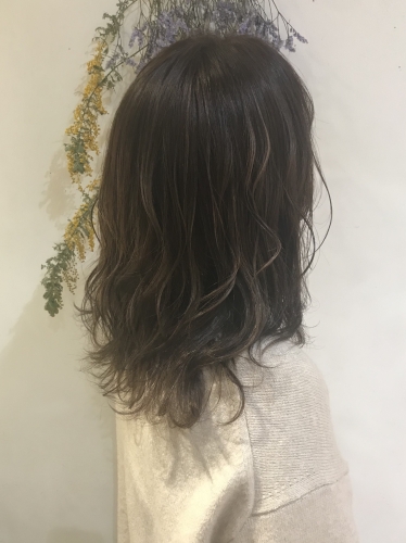 オフィスでも浮かない細めハイライト！