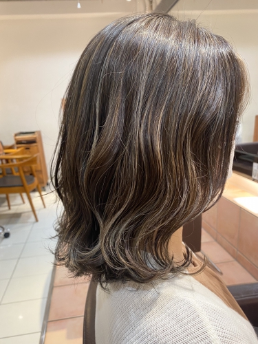 ハイライトをたっぷり入れて立体感のあるカラーに