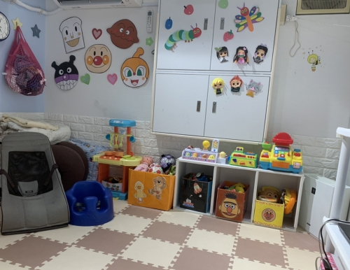 【キッズルームのご案内】池袋美容室　Neolive 髪質改善　キッズルーム　保育士在籍　シールエクステ